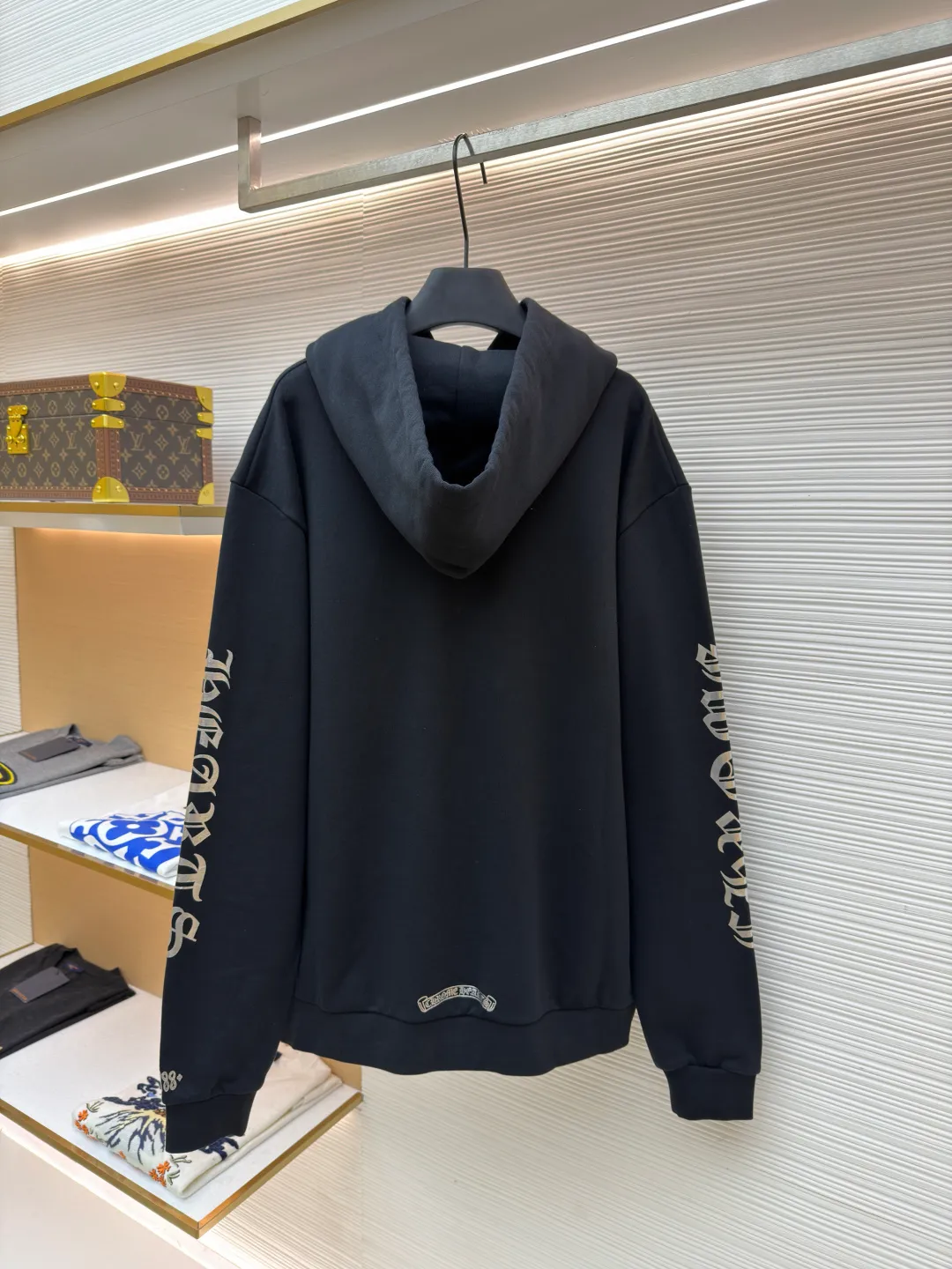 P410 Chrome Hearts 1988 limited edition sweatshirt ●Original version: Purchased and developed for 7999 ●Item number: 1680865-A75 ●Fabric: 100% cotton ●Technology: Ink printing ●Version: loose fit ●Weight: about 880g ●Size: S-M-L ●Description: The fabric is made of 420g fleece cotton. Printing uses a variety of printing techniques, including thermoset ink printing. The overall wiring is straight and delicate, the fabric is comfortable and soft, and the color is consistent without color difference. It can be matched with the same style to create a fashionable look and control various occasions. Customized accessories, complete with three standards, same style for men and women!